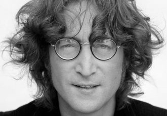 ۱۸ مهر ماه زادروز John Lennon یکی از اعضای اصلی گروه بیتلز و برنده اسکار (۱۹۴۰ تا ۱۹۸۰).