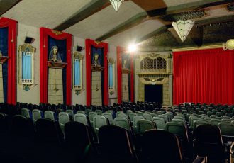 انتقاد از بازگشایی زودهنگام سینماها در آمریکا انتقاد از بازگشایی زودهنگام سینماها در آمریکا