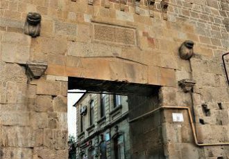 کتیبۀ های ارزشمند فارسی بر دیوار شهر دربند روسیه کتیبۀ های ارزشمند فارسی بر دیوار شهر دربند روسیه