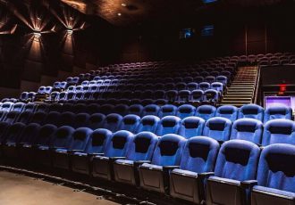 انگلستان به فکر بازگشایی سینماها در تابستان است