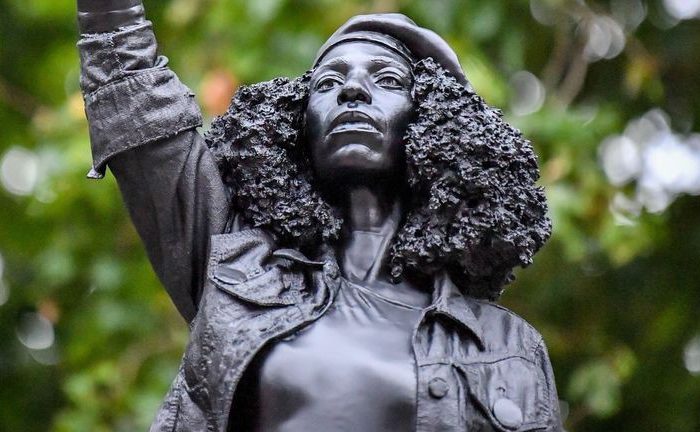 تندیس معترض سیاه‌پوست جای مجسمه تاجر برده را در انگلیس گرفت