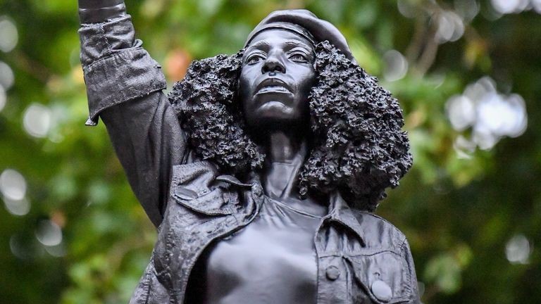 تندیس معترض سیاه‌پوست جای مجسمه تاجر برده را در انگلیس گرفت