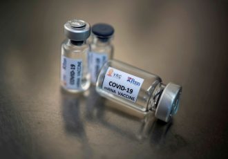 هشدار وزارت بهداشت: واکسن‌های کرونا در ناصرخسرو تقلبی است
