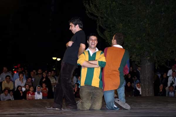 میتینگ «پسرعموها» در خیابان/ وقتی اجرای جواد عزتی هزار مخاطب داشت